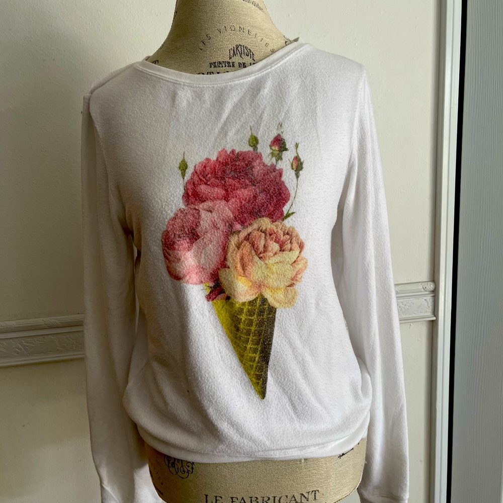 “WildFox” Sweatshirt, white with a Rose placed in the center size “XS”